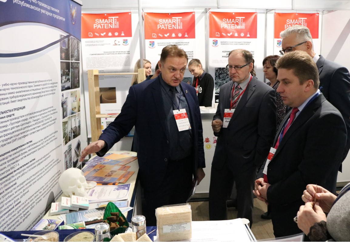 Директор УП "Унитехпром БГУ" презентует проект о расширении действия ЛС "Цисплацел"