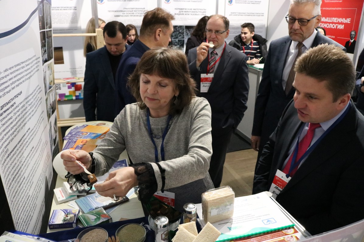 Начальник ЦПТ Мадзиевская Т.А. предлагает продегустировать продукцию центра