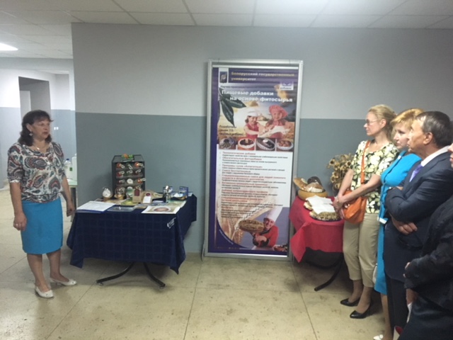 Начальник центра пищевых технологий УП "Унитехпром БГУ" рассказывает о продукции. 